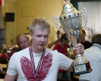 Roni Nuttunen with the Goran Agdur Trophy